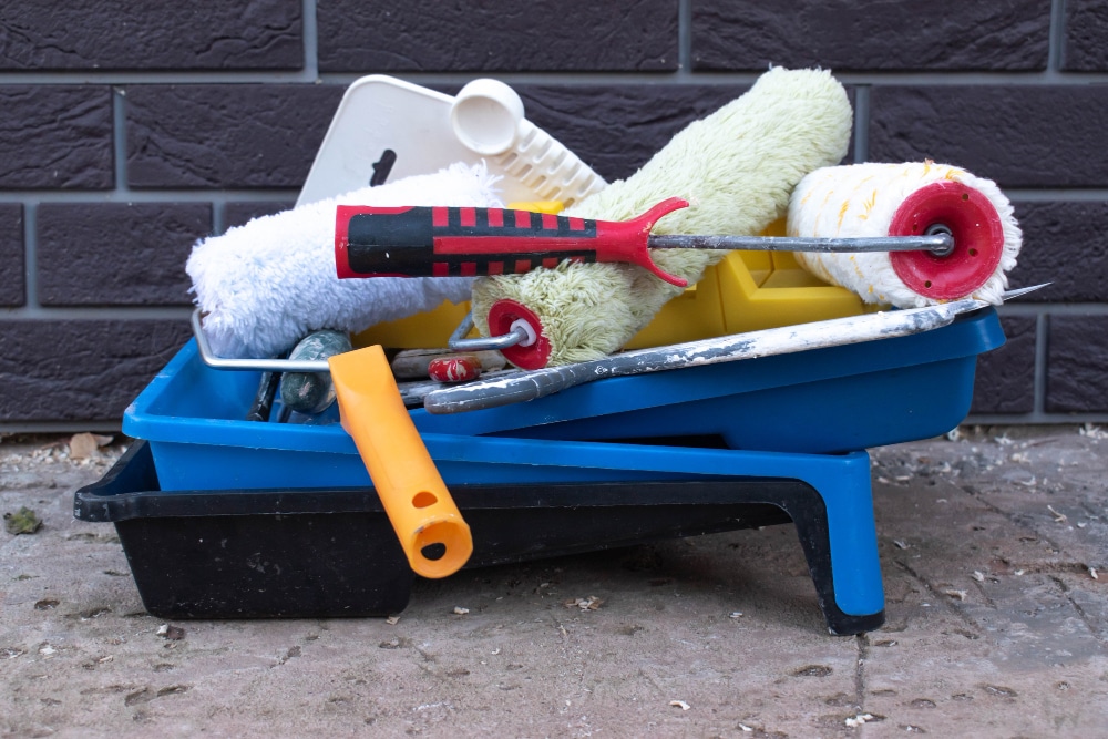 ניקיון אחרי שיפוץ מחיר - עובד מנקה חלונות בדירה משופצת