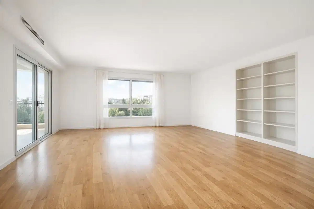 סלון ריק ונקי אחרי פינוי דירה מקצועי